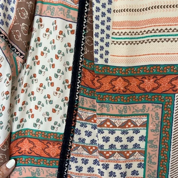 Super pretty and light summer dress! Size Medium fits like a Small. Bell sleeves - Picture 5 of 6